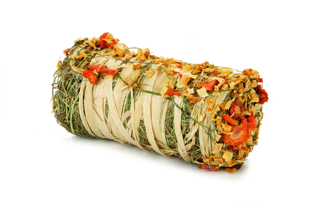 Beeztees Hooirol met Groente - Knaagdiersnack - Groente